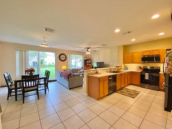 3rd image of 3023 N Evergreen Cir