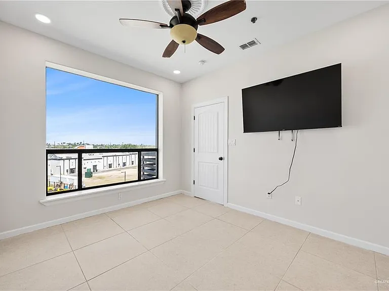 813 Travis St #408 — Photo 11