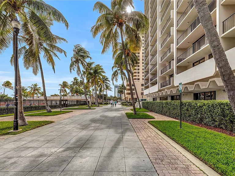 2625 Collins Ave #1609 — Photo 19