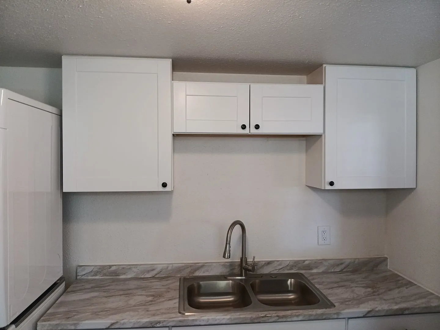 3 Bedroom, 1 Bathroom Home! Schedule a Showing Soon! — Photo 3