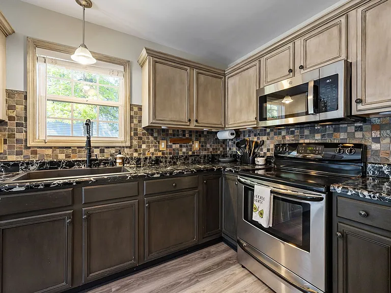 686 Colonial Hills Dr — Photo 17