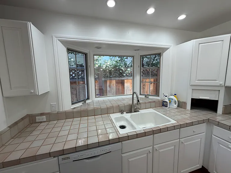 421 W Oakwood Blvd — Photo 7