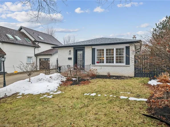 52 Belleau St, Hamilton, ON L8J 1N4