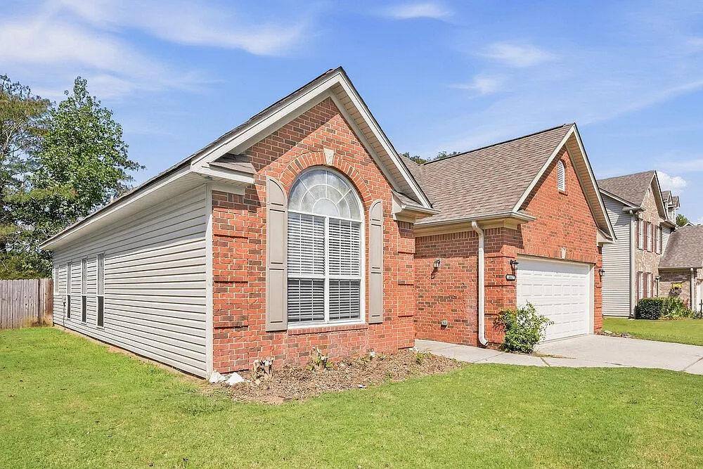 3 bed, 2.0 bath, 1335 sqft, $2,115 — Photo 3