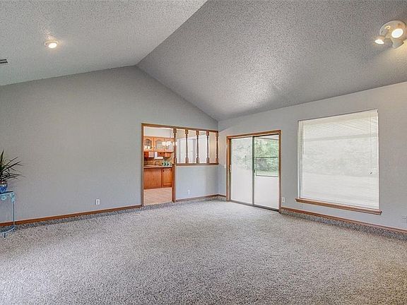 5th image of 504 Hanging Elm Dr
