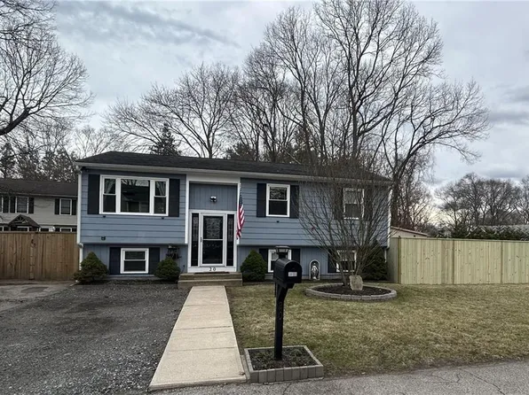 20 Darrow Dr, Warwick, RI 02886