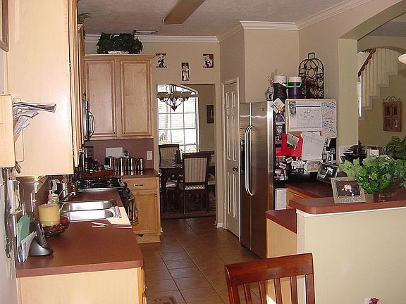 Kitchen w/snack bar & stainless appliances