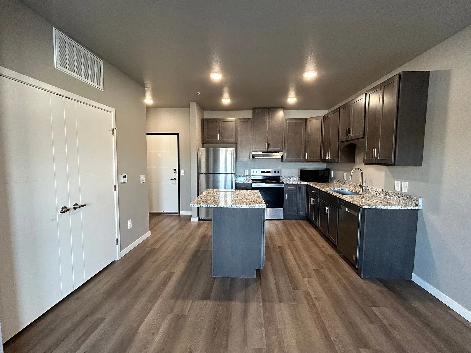 Kraewood Flats - Summer Rent Special through July 31 2026 — Photo 2