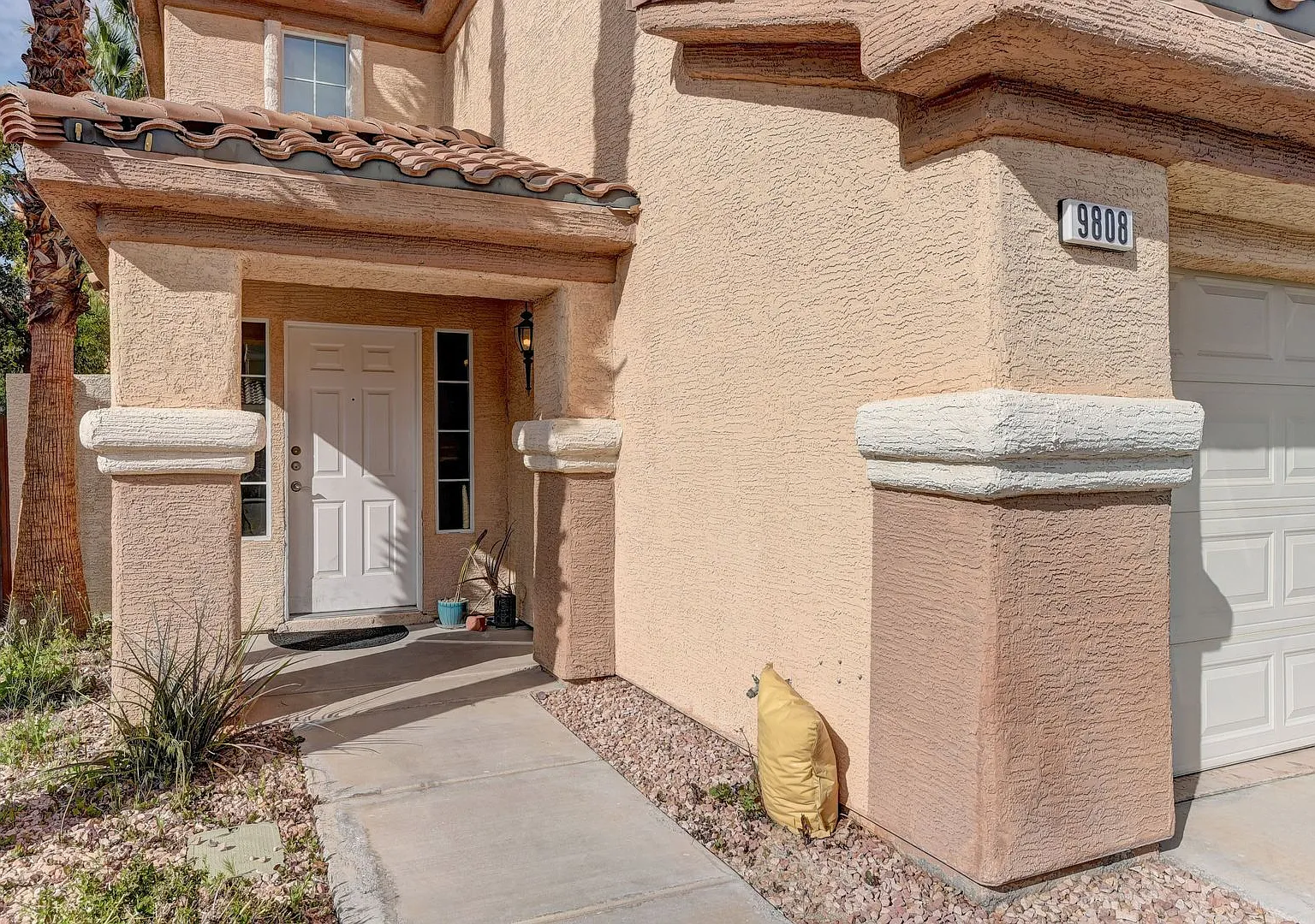 Beautiful remodeled home with pool! — Photo 3