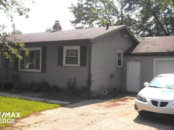 2096 Cherrywood Dr, Burton, MI 48519