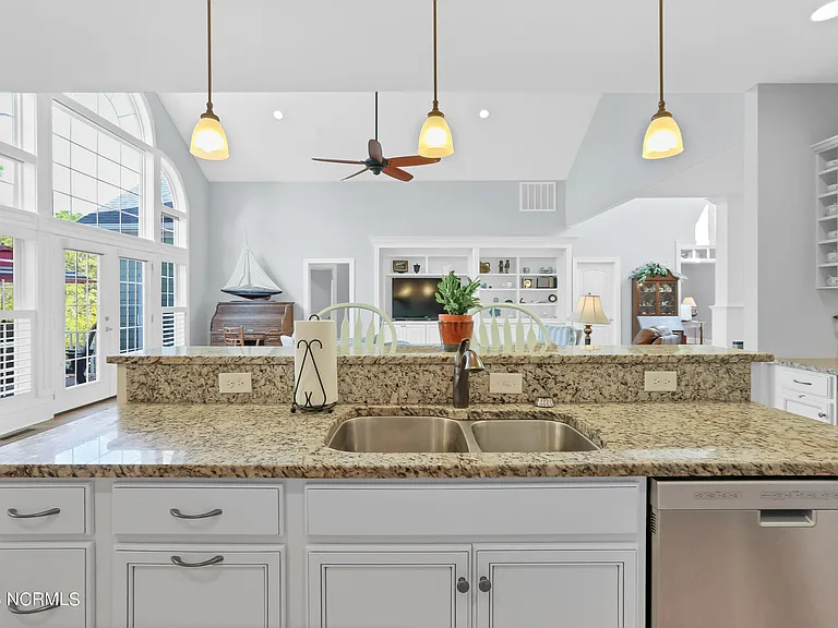 2746 Oak Forest Dr — Photo 18