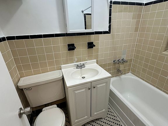 4th image of 424 E 85th St APT 1C