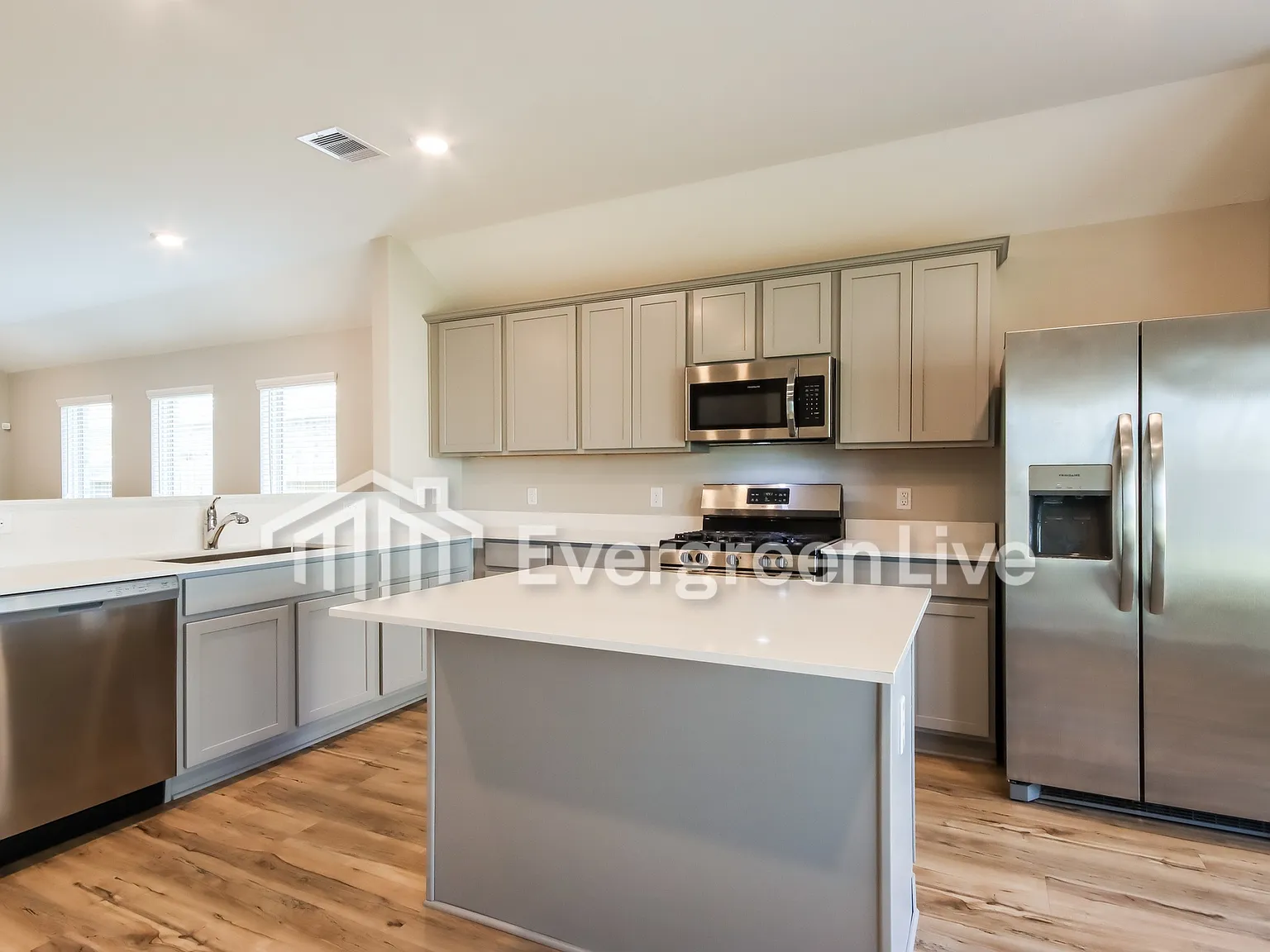 4 bed, 2.0 bath, 1922 sqft, $1,895 — Photo 3
