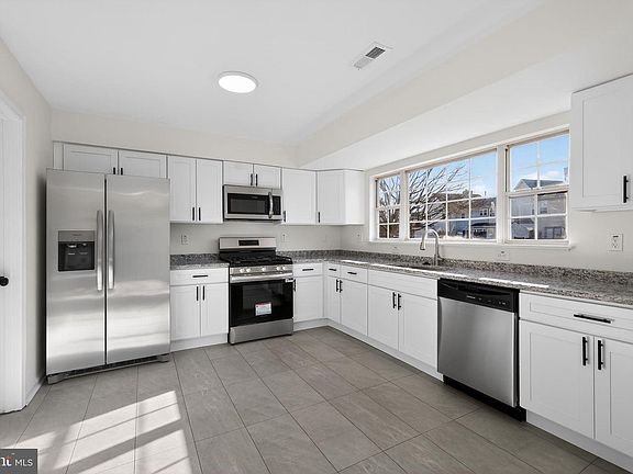 5th image of 833 Waterford Dr