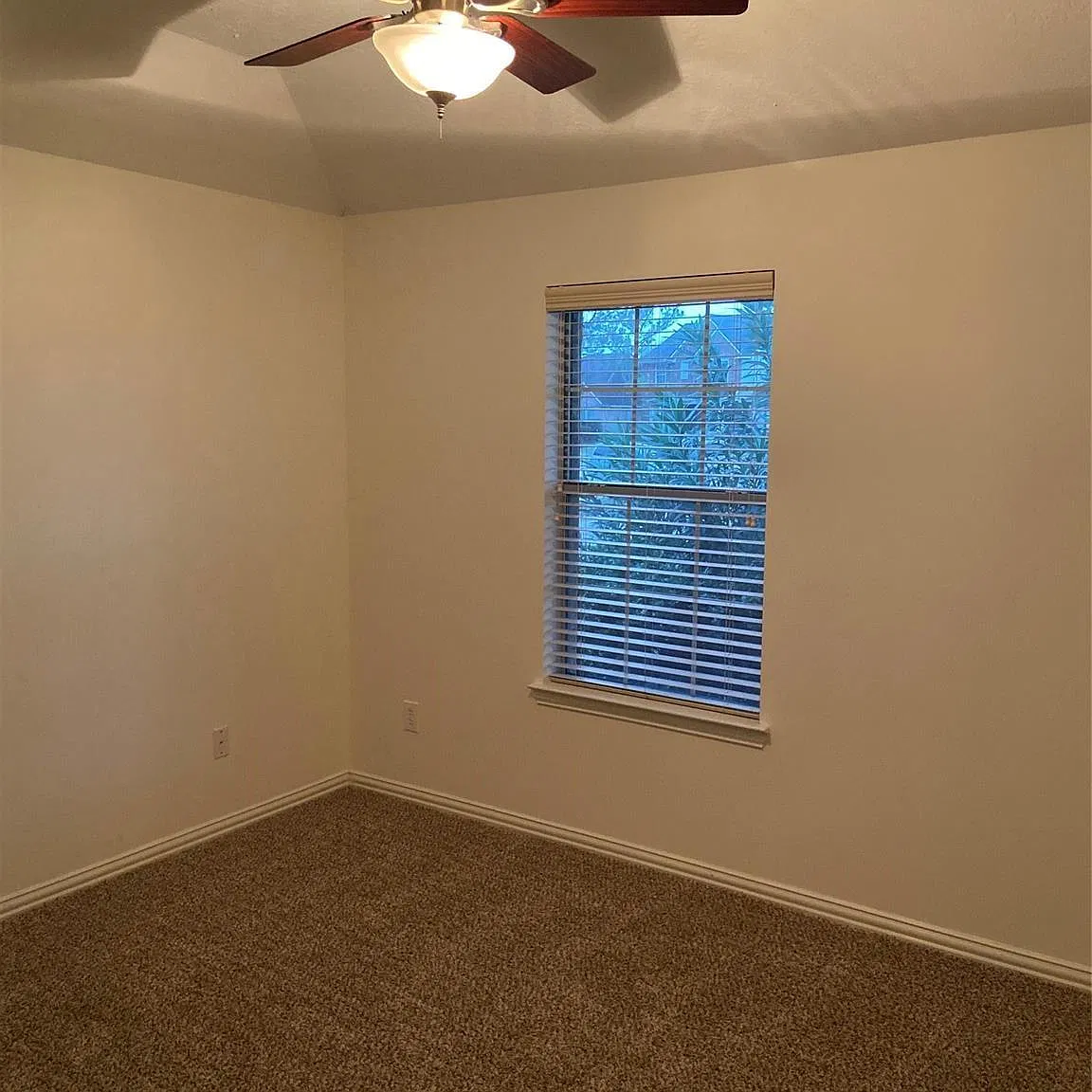 4 bed, 2.0 bath, 2292 sqft, $2,500 — Photo 3