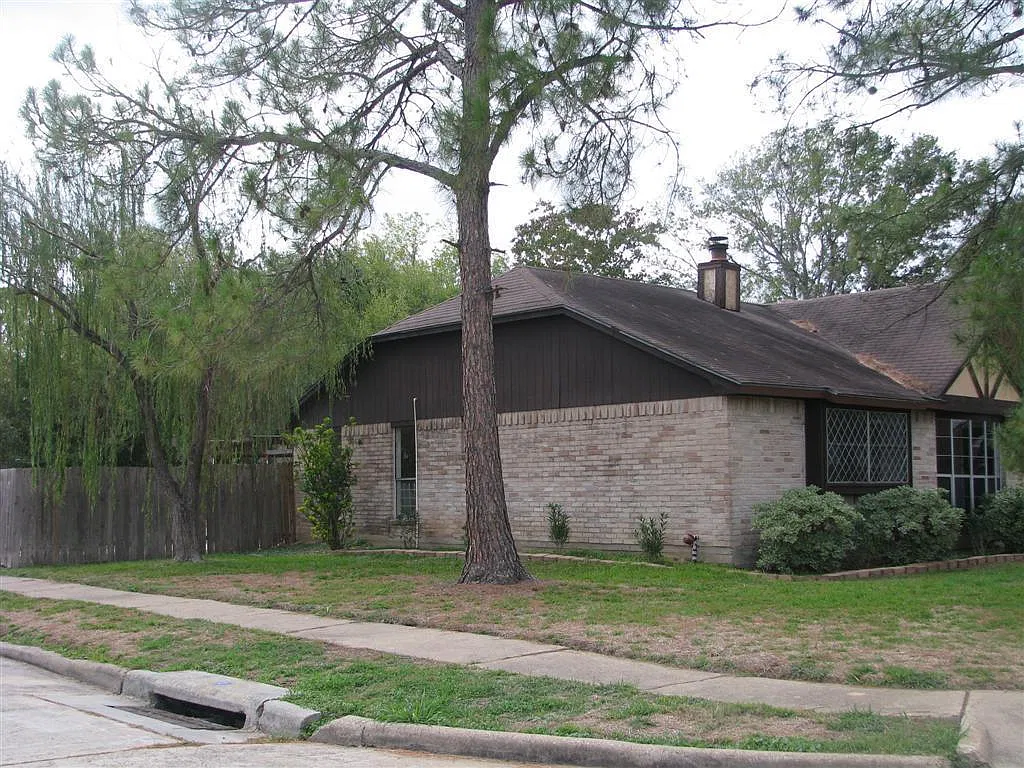 3 bed, 2.0 bath, 1296 sqft, $1,750 — Photo 2