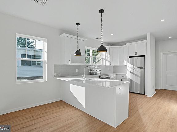 5th image of 724 Woodlawn Ave
