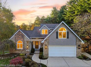 693 Knibbe Rd, Lake Orion, MI 48362