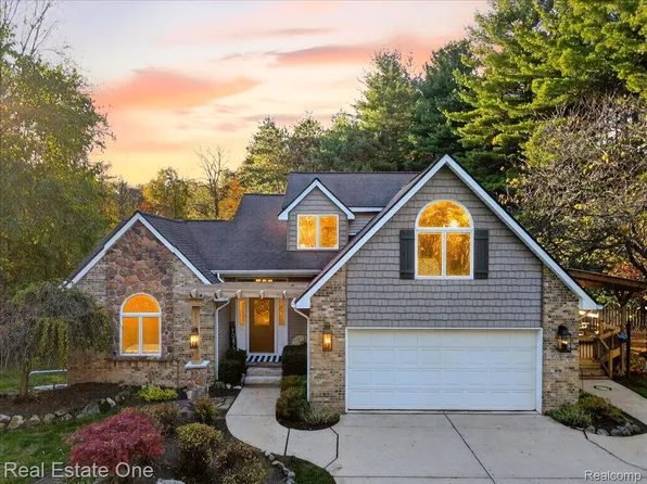 693 Knibbe Rd, Lake Orion, MI 48362