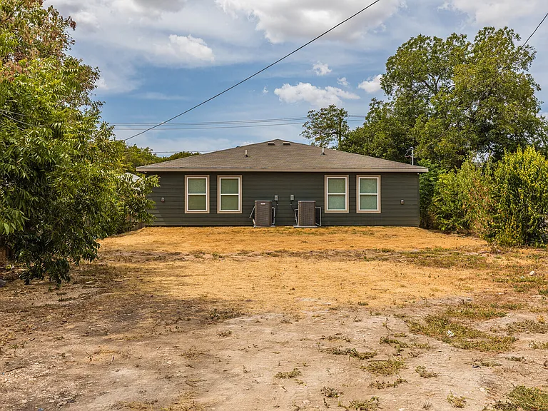 1914 Herring Ave — Photo 10