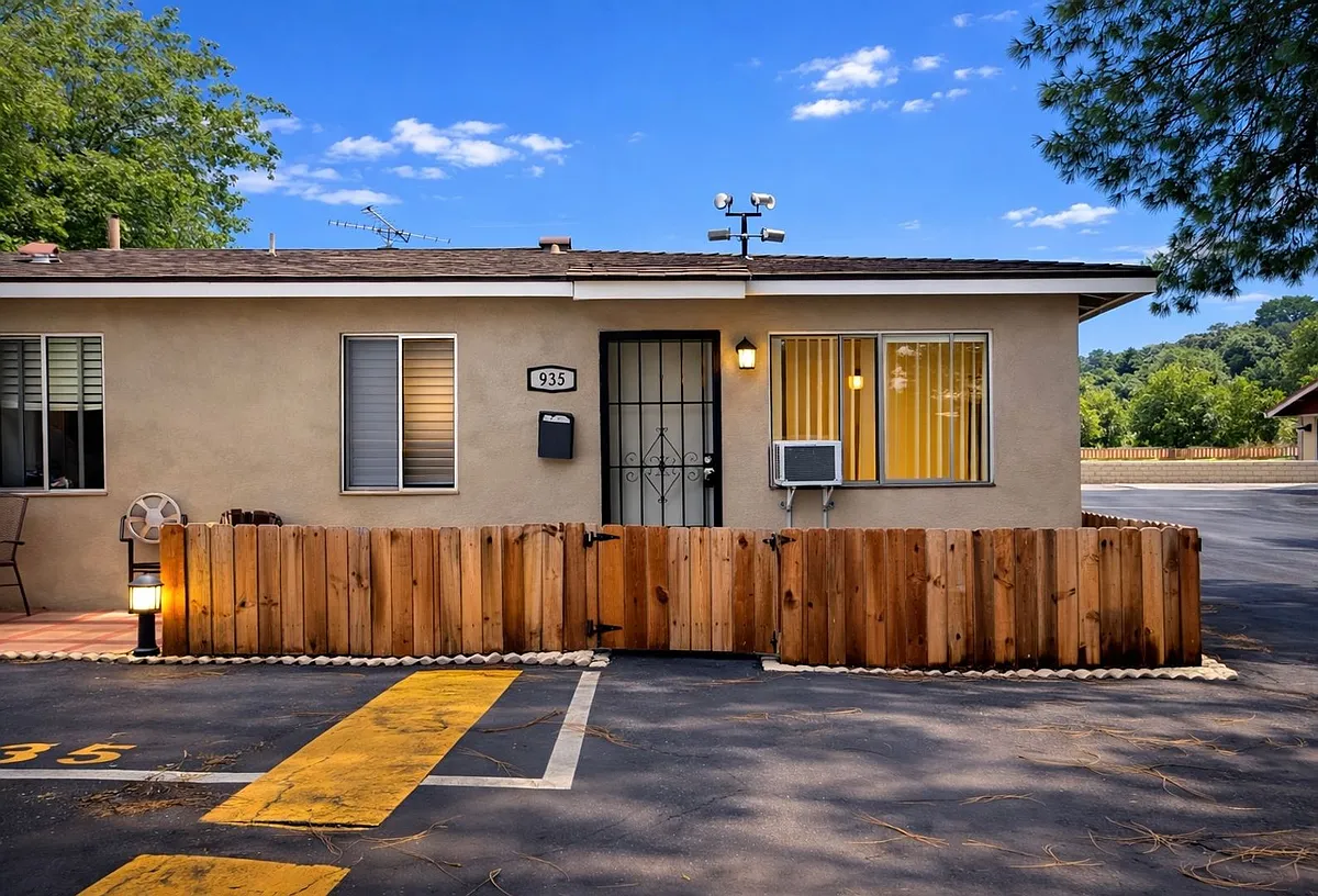 Building Photo - 921-943 E Route 66