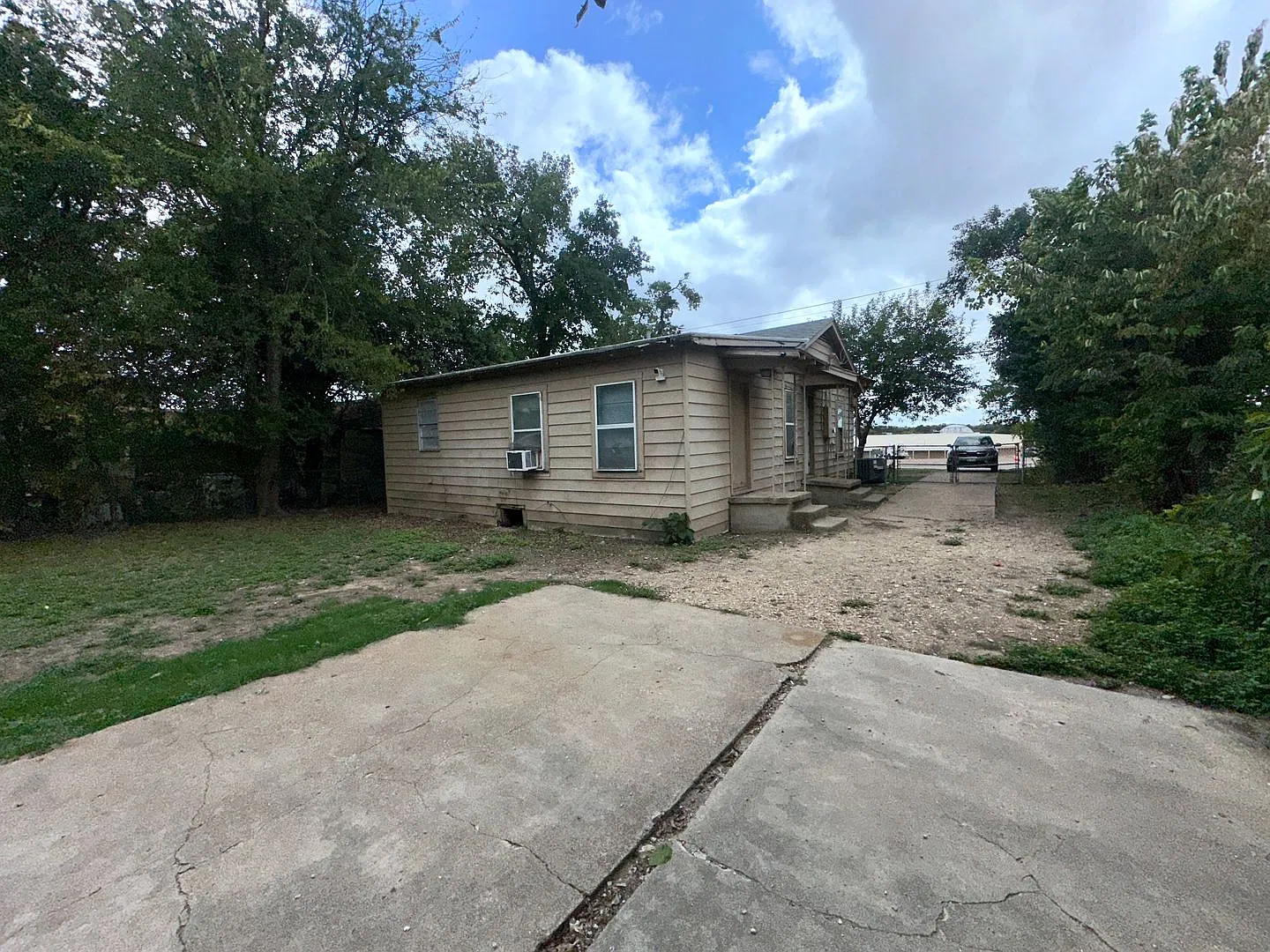Four bedroom home with two bathrooms available — Photo 3