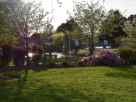 3rd image of 6 Freemoor Dr