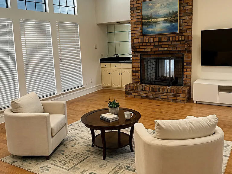 1401 Covington Dr — Photo 2