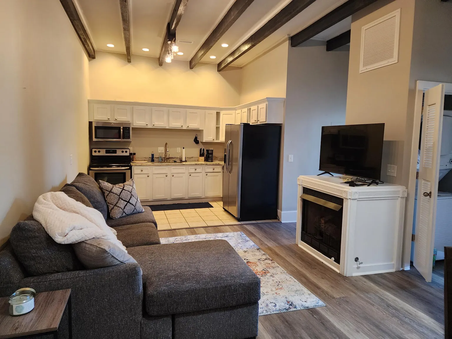 2 bed, 725 sqft, $3,250 — Photo 2