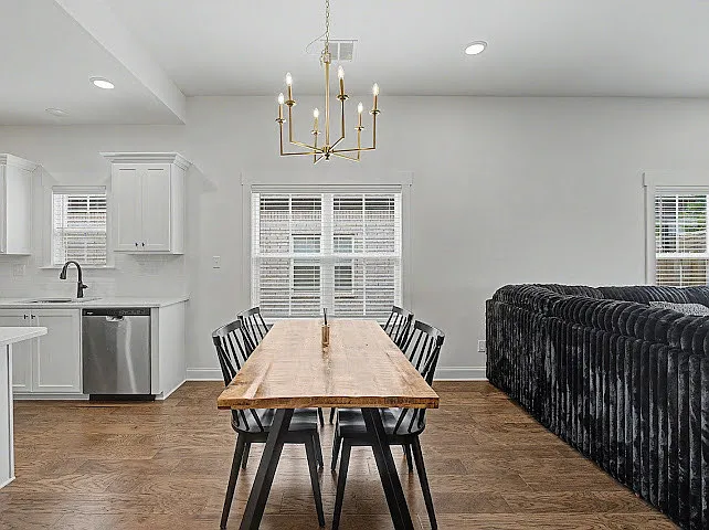 Eat-In Kitchen