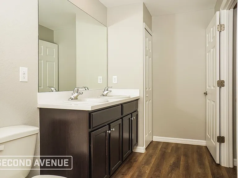 105 Sherbourne St — Photo 9