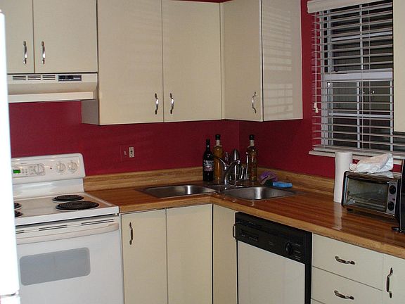 Kitchen-Dishwasher, Oven, Microwave, Fridge-Freezer Included