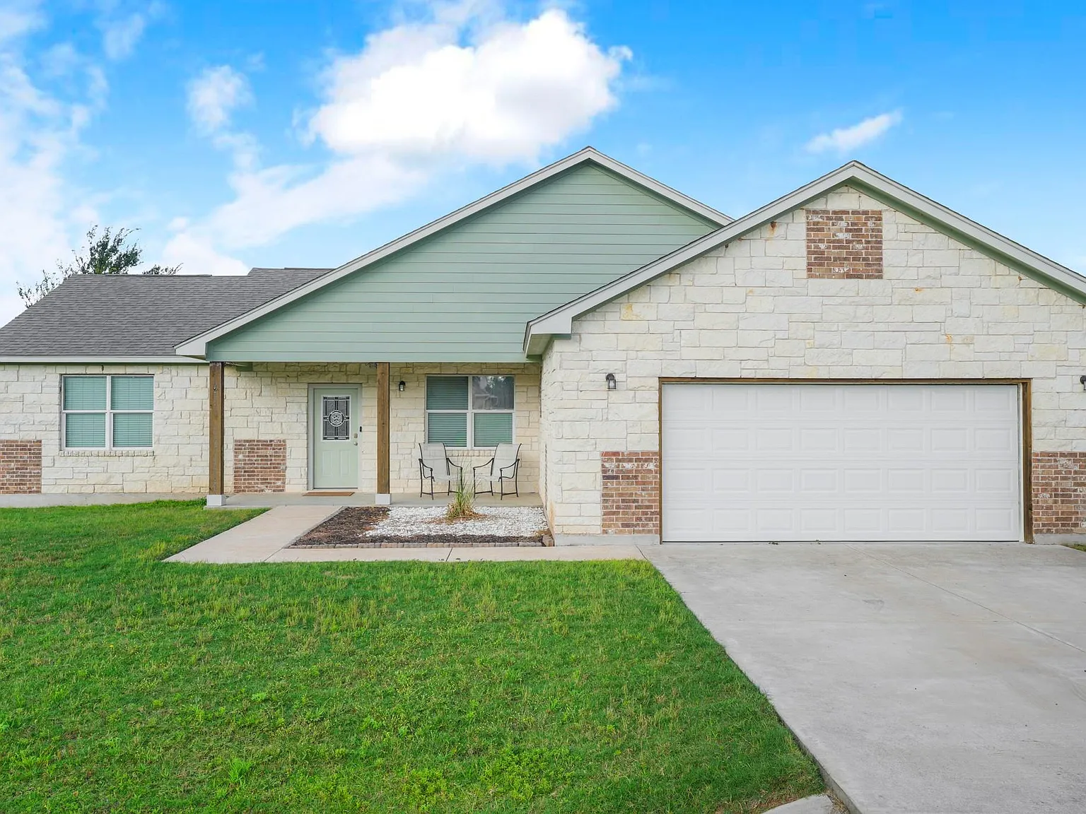 3 bed, 2.0 bath, 1813 sqft, $2,450 — Photo 2