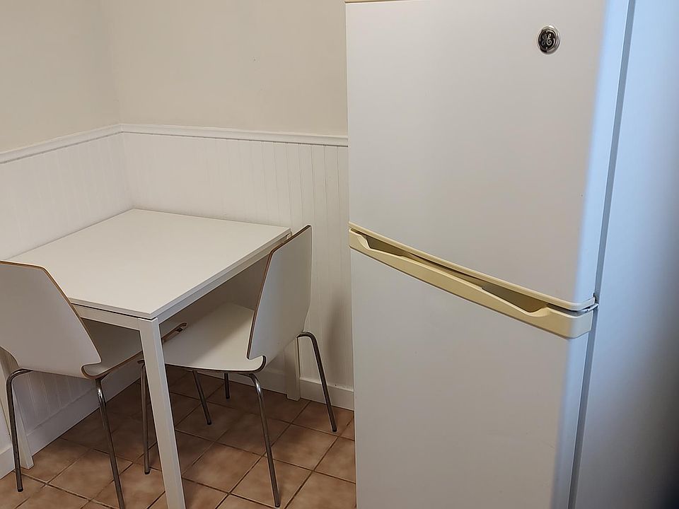 Kitchen table chairs good size full size fridge