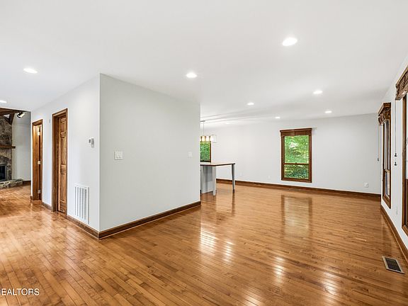 4th image of 302 Saint Andrews Dr
