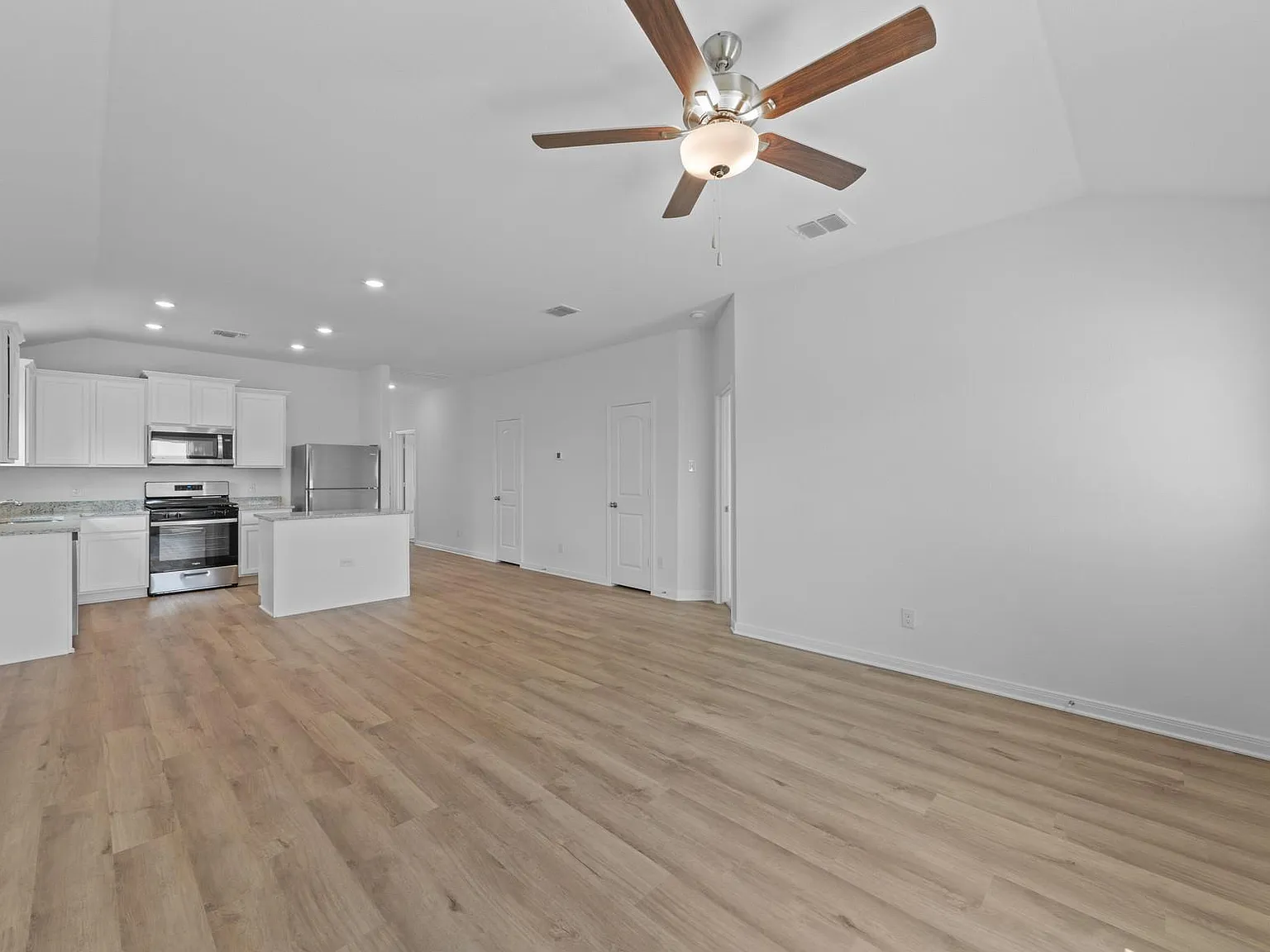 3 bed, 2.0 bath, 1211 sqft, $2,055 — Photo 3