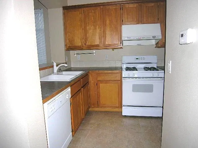 2 bed, 2.5 bath, 1357 sqft, $2,490 — Photo 4