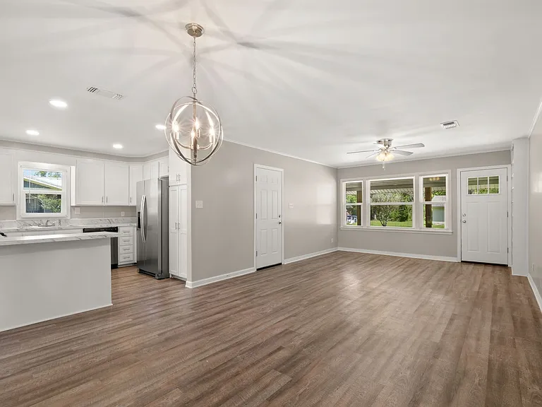 411 Allen St — Photo 3