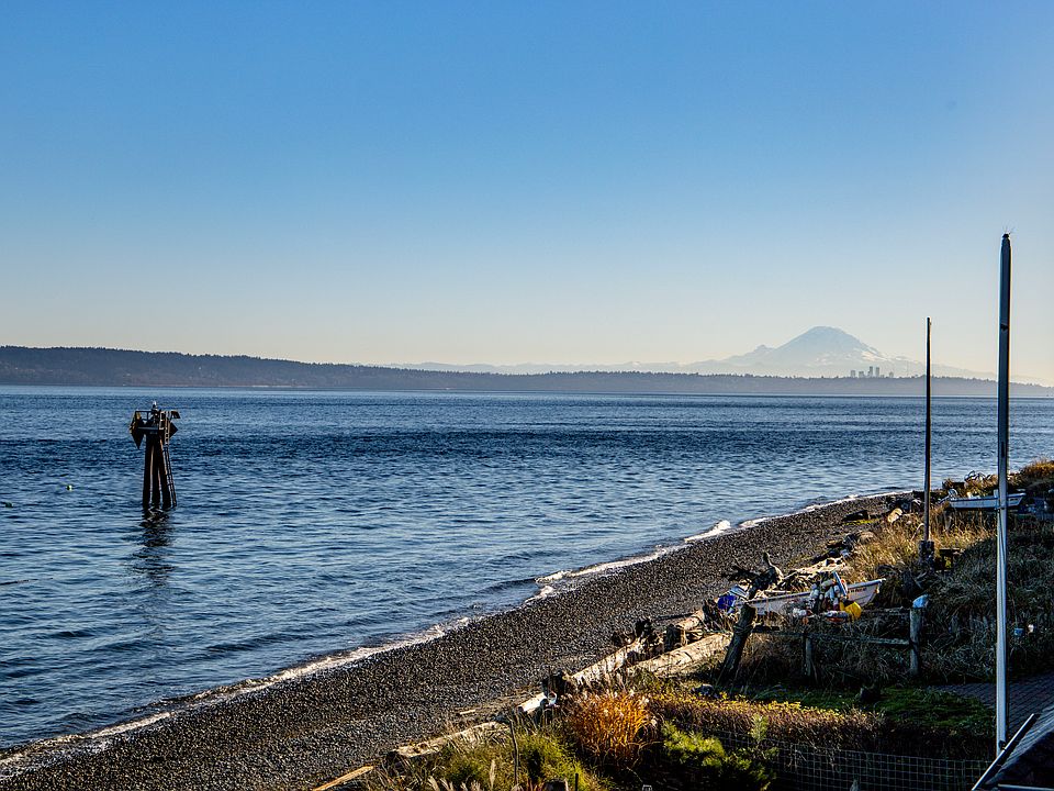 Welcome to one of the most spectacular settings you will ever experience with endless views from Mt Rainier to Mt. Baker and eve