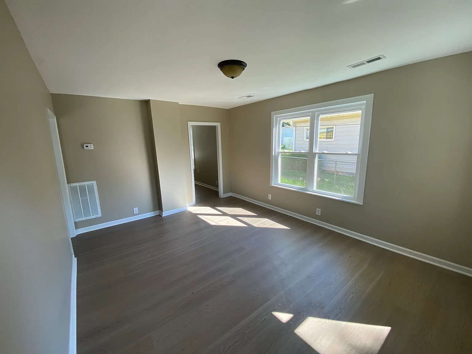 2 bed, 1000 sqft, $1,350 — Photo 2
