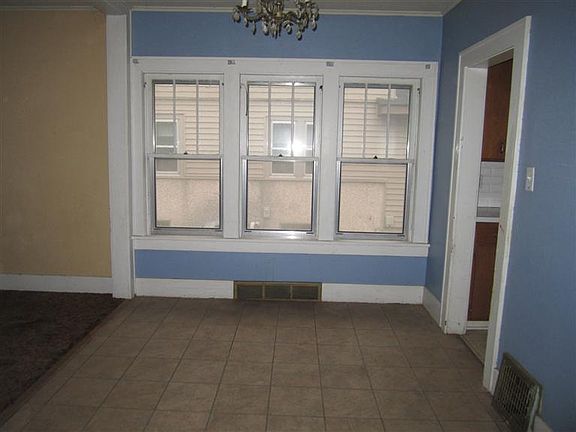 5th image of 719 11th St NE