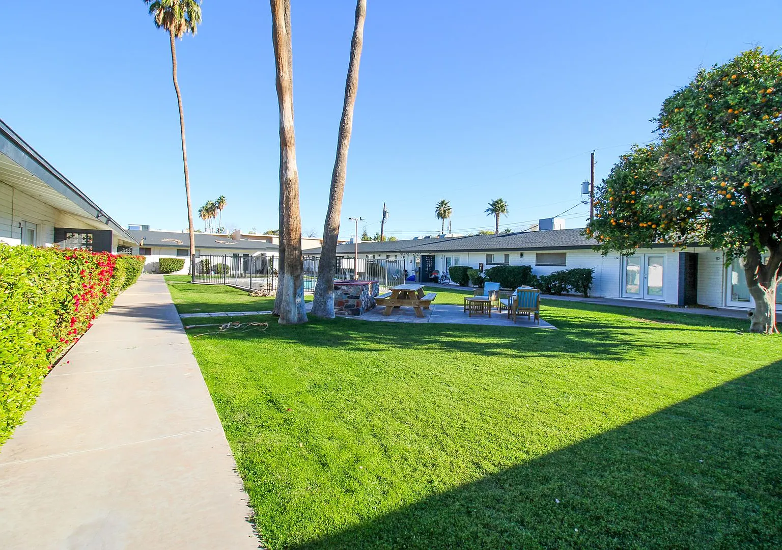 Town & Country Apartments — Photo 4