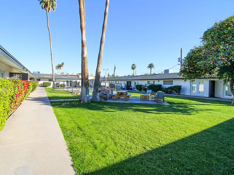 Town & Country Apartments — Photo 4