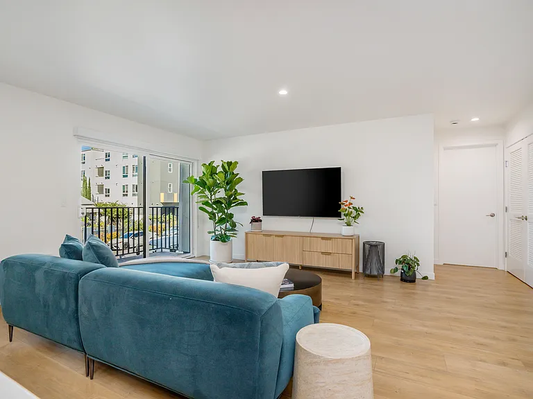 1422 Tamarind Ave — Photo 10