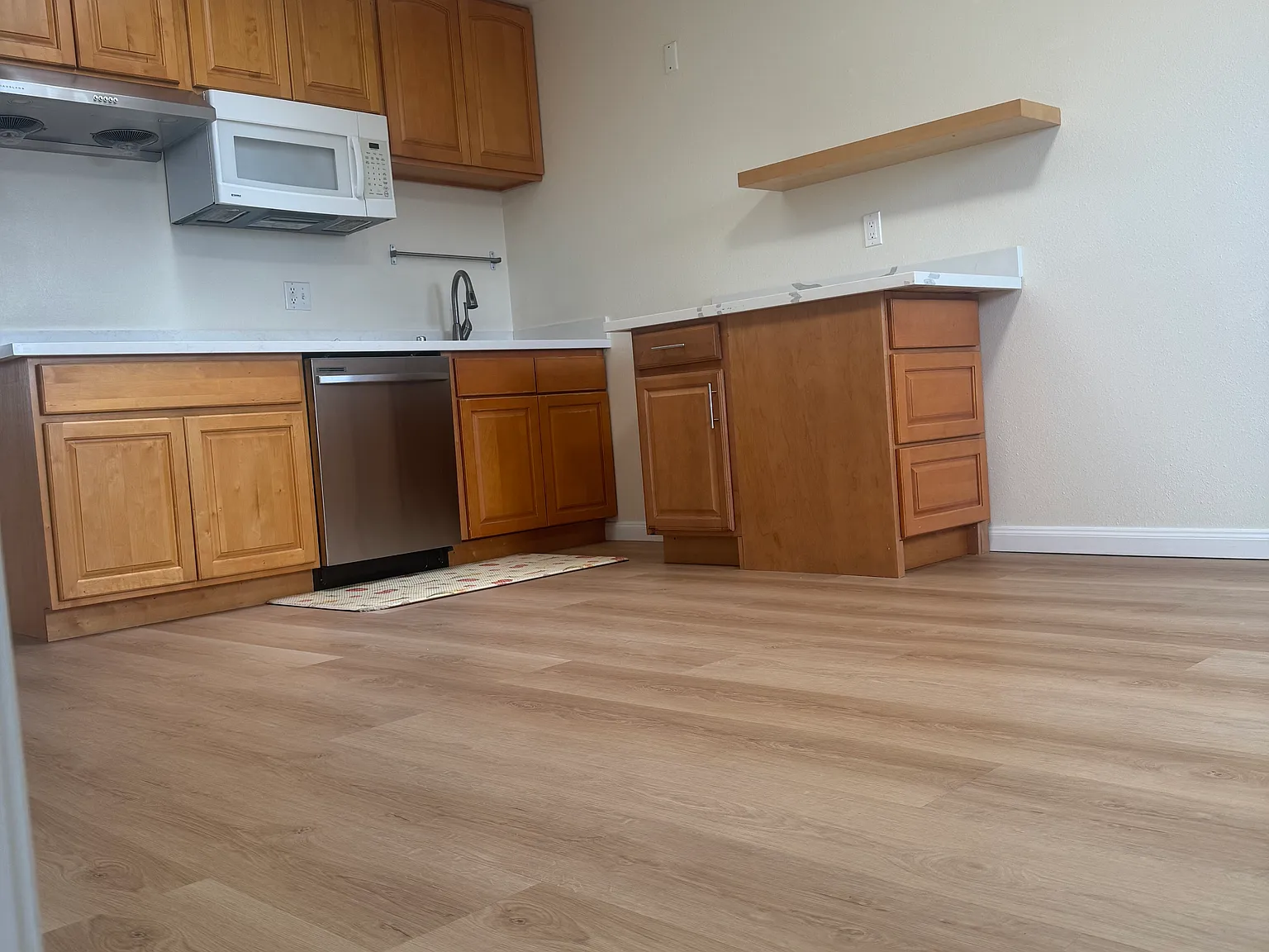 3 bed, 900 sqft, $3,500 — Photo 3
