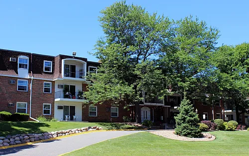 Chateau Apartments Photo 1
