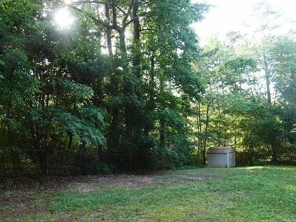 nice backyard w/storage