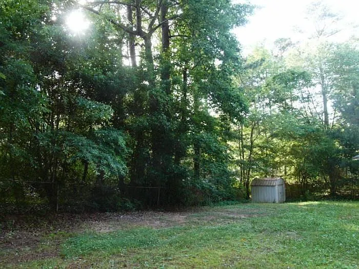nice backyard w/storage