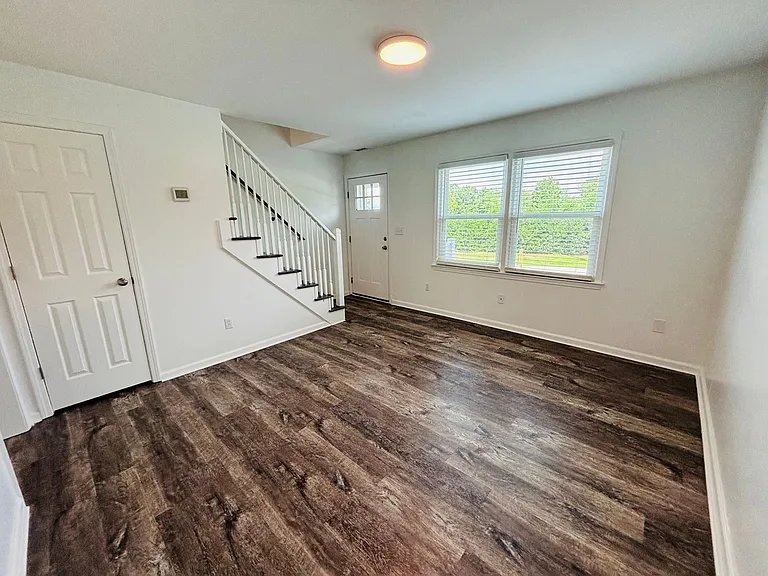 2 Bedroom, 1 Bath Apartment — Photo 31