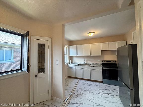 3rd image of 17606 Roselawn St